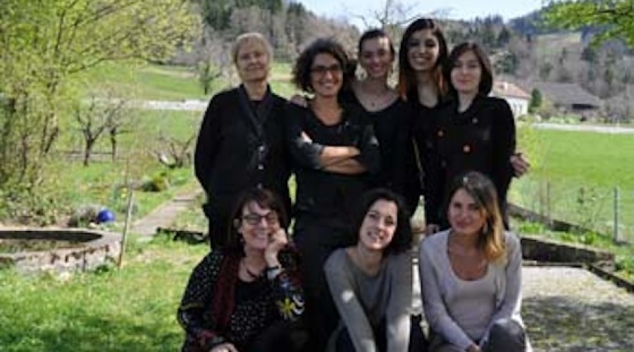 Six jeunes traductrices en travail à la Maison de la Poésie